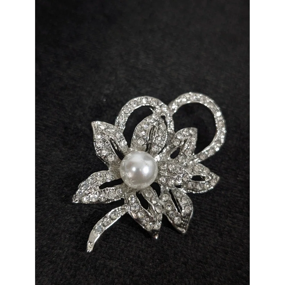 VTG Style Rhinestone Faux Pearl Flower‎ Brooch Pin Silver Tone Floral Statement